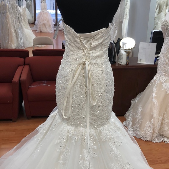 Ivory wedding gown with rhinestones and corset tie - Picture 5 of 7